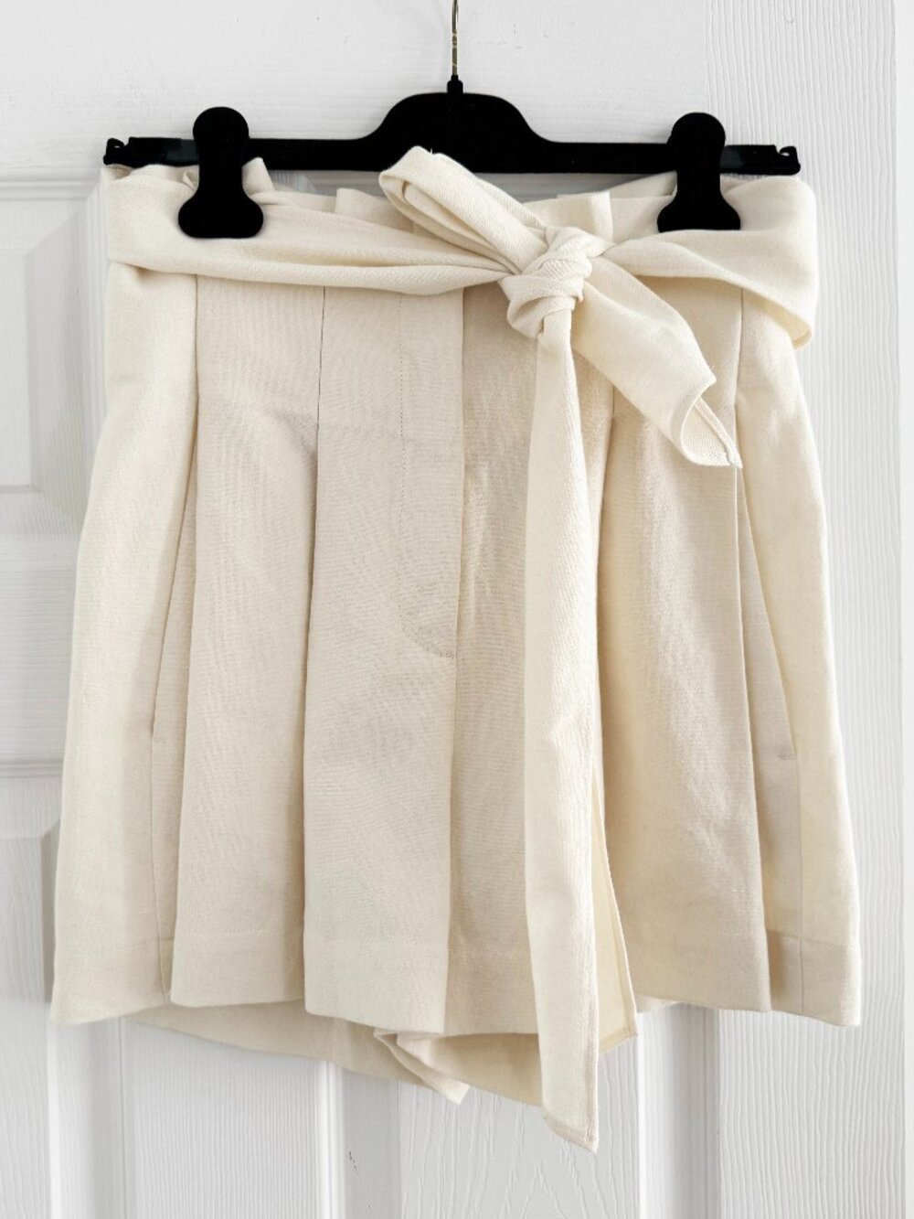 Vanessa Bruno "Ricardo" Shorts with Tie Waist in Ivory, size 38 (fits US 2/4)